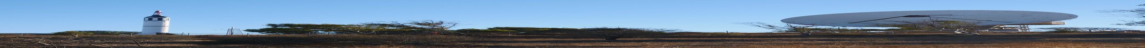卡那封一座小山的风景照，背景是火箭和 OTC 天线